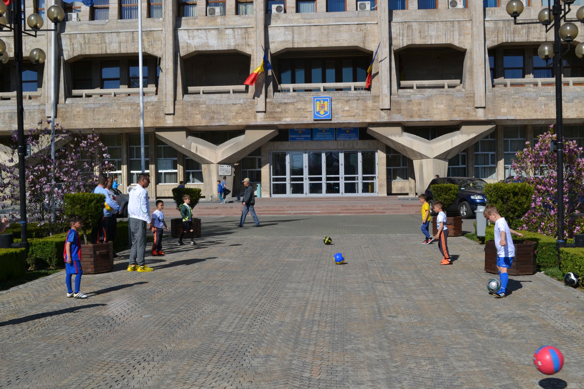 Activitatea sportivă de la CSM Ploieşti, în blocaj total! Sportivii ploieșteni se antrenează în fața Primăriei! FOTO