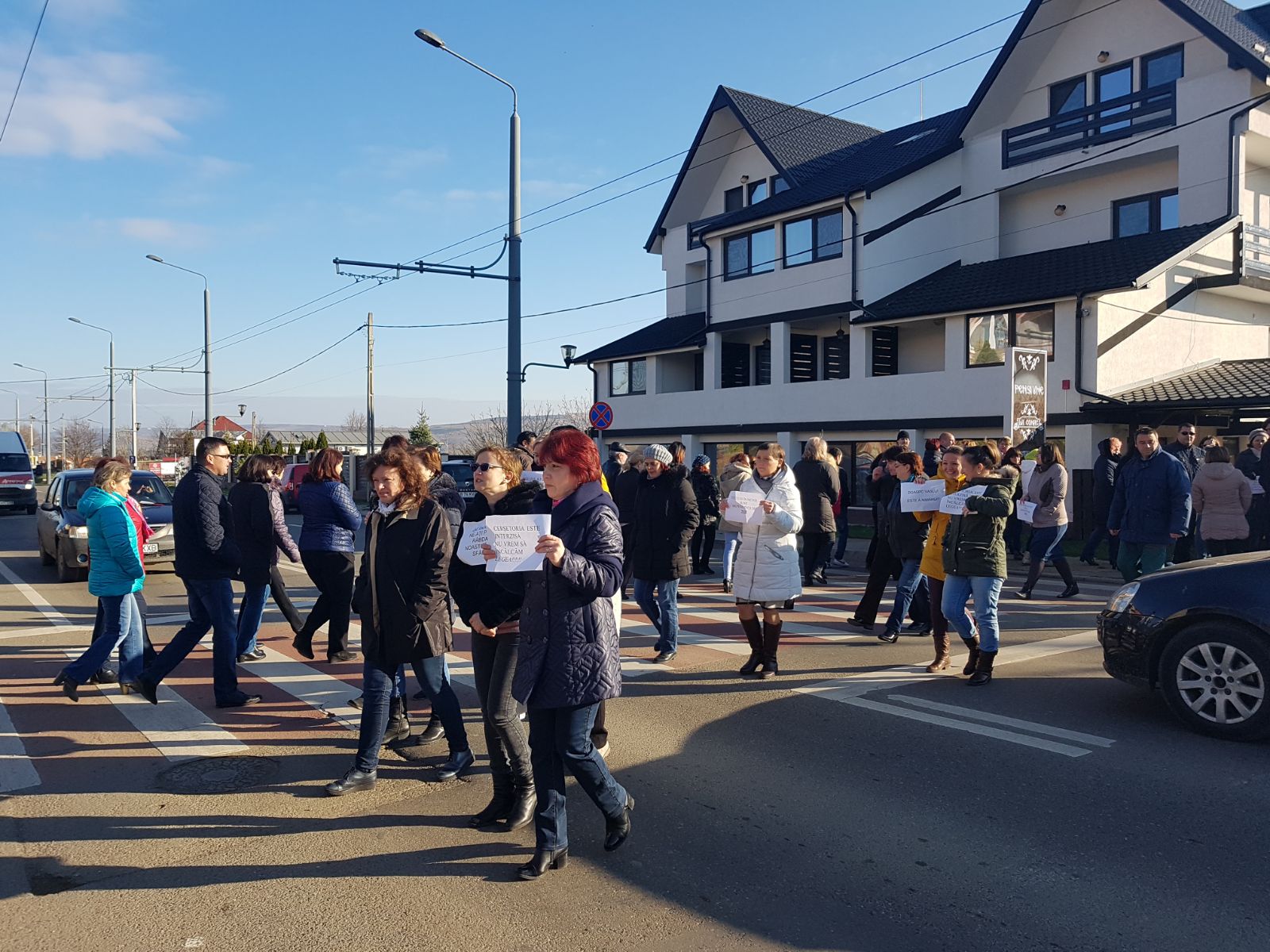 Angajații Protecției Copilului Vaslui au blocat activitatea nemulțumiți că nu și-au primit salariile. Pentru scurt timp, ei au blocat și DN24| FOTO&VIDEO