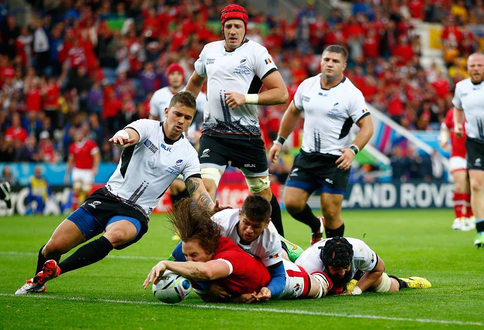 Cupa Mondială de Rugby, ROMÂNIA - CANADA 17-15! Viiictooorieeee! Grămada cere vârf! Nord-americanii au condus cu 15-0, după 45 de minute! Macovei, cu două eseuri pe înaintare, și "americanul" Vlaicu - două transformări, plus o lovitură de pedeapsă decisivă - au întors miraculos rezultatul. Pe o ploaie sâcâitoare, ”stejarii” au strivit ”arțarii. Cea mai tare revenire din istorie! / GALERIE FOTO & VIDEO