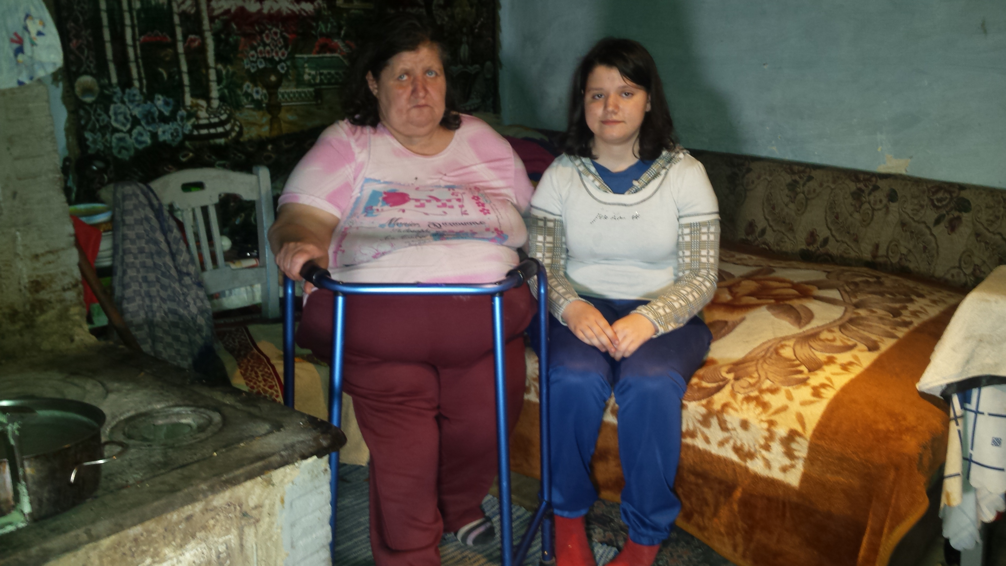 Au ajuns să trăiască din mila vecinilor după ce au fost alungate de acasă! Povestea emoţionantă a unei fetiţe care vrea să devină jurnalist! GALERIE FOTO