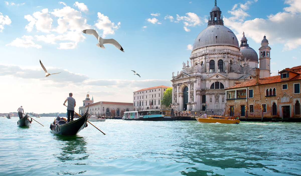 Veneția, orașul celor 118 insule din laguna venețiană, oferă plimbări cu gondola pentru doar 2 euro