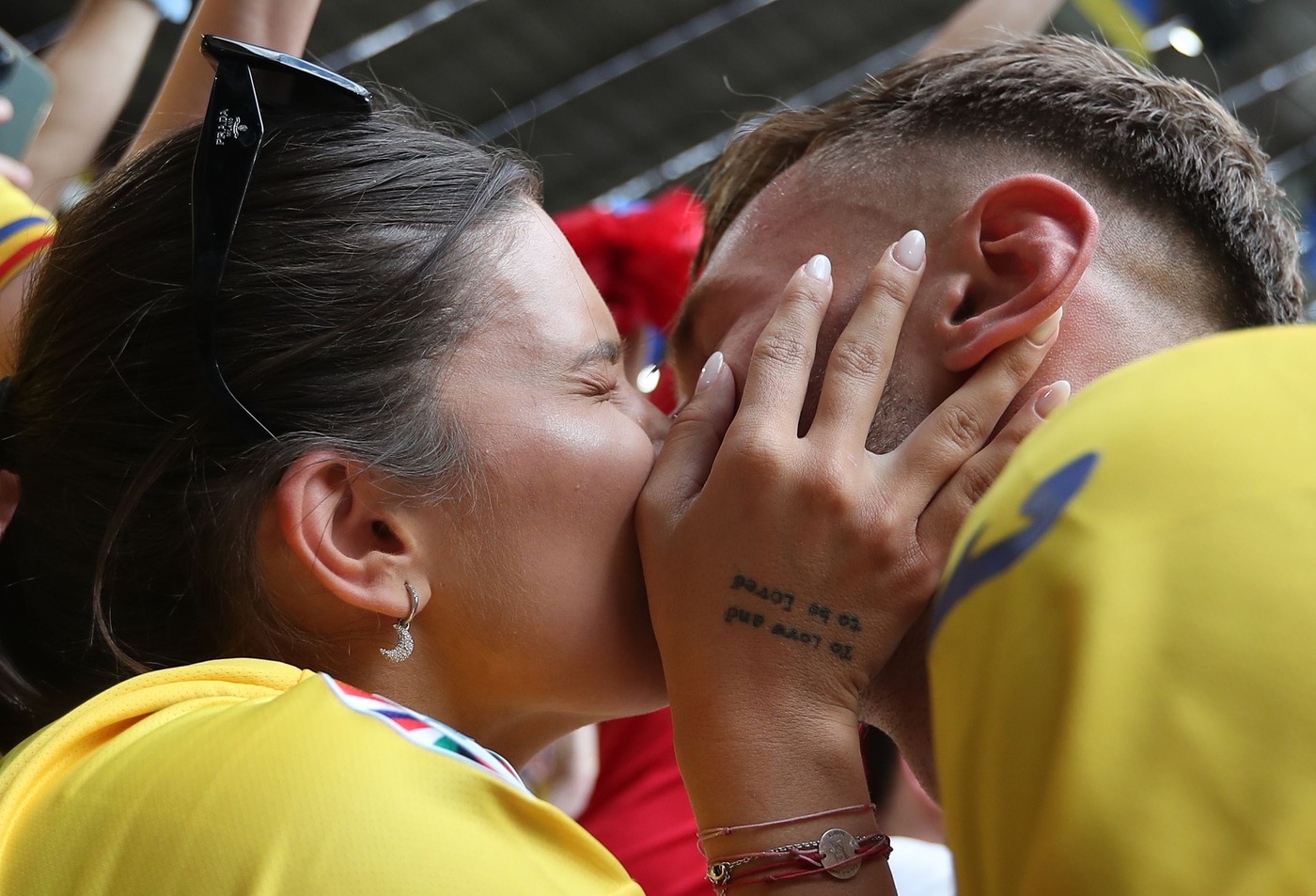 EURO 2024. Imagini emoționante cu Vanessa, soția lui Denis Drăguș, la meciul România - Ucraina. A izbucnit în lacrimi de bucurie