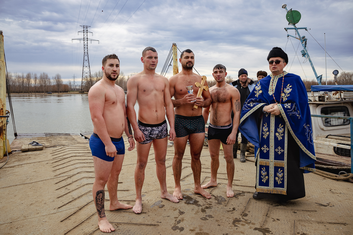 REPORTAJ Boboteaza pe malul Dunării, în comuna Ostrov: procesiune la debarcader, concurs de prins crucea și curse de cai