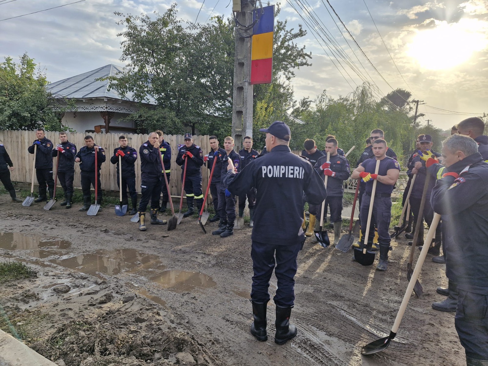 Urmările inundațiilor catastrofale. Aproape o mie de pompieri din țară, trimiși în sprijinul salvatorilor de la ISU Galați VIDEO