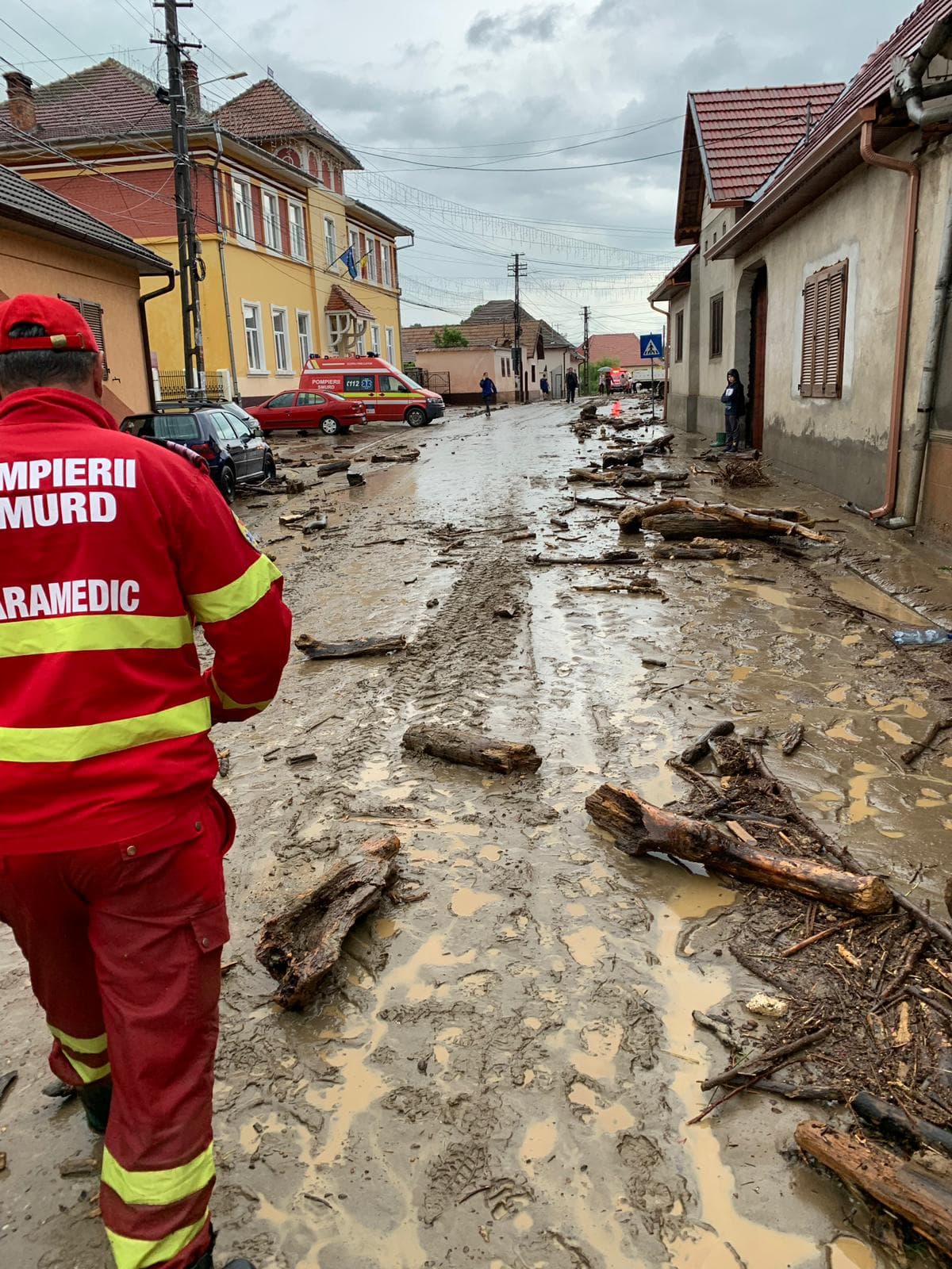FOTO/ Inundațiile au făcut prăpăd în Alba, cu drumuri blocate de noroaie și mașini răsturnate de viitură. Imaginile dezastrului