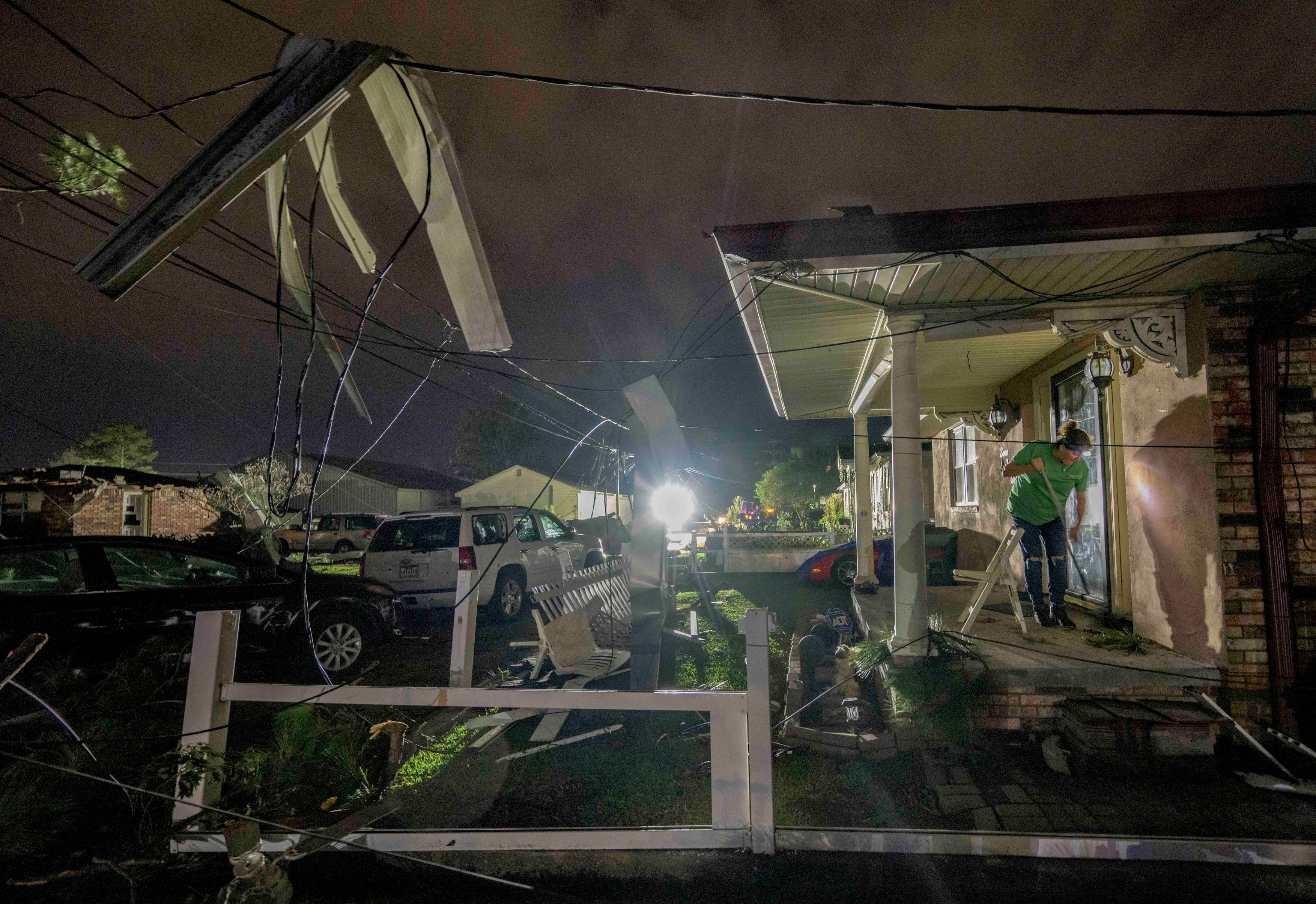 Șase state din SUA au rămas fără curent electric, după ce au fost lovite de tornade și de o furtună violentă