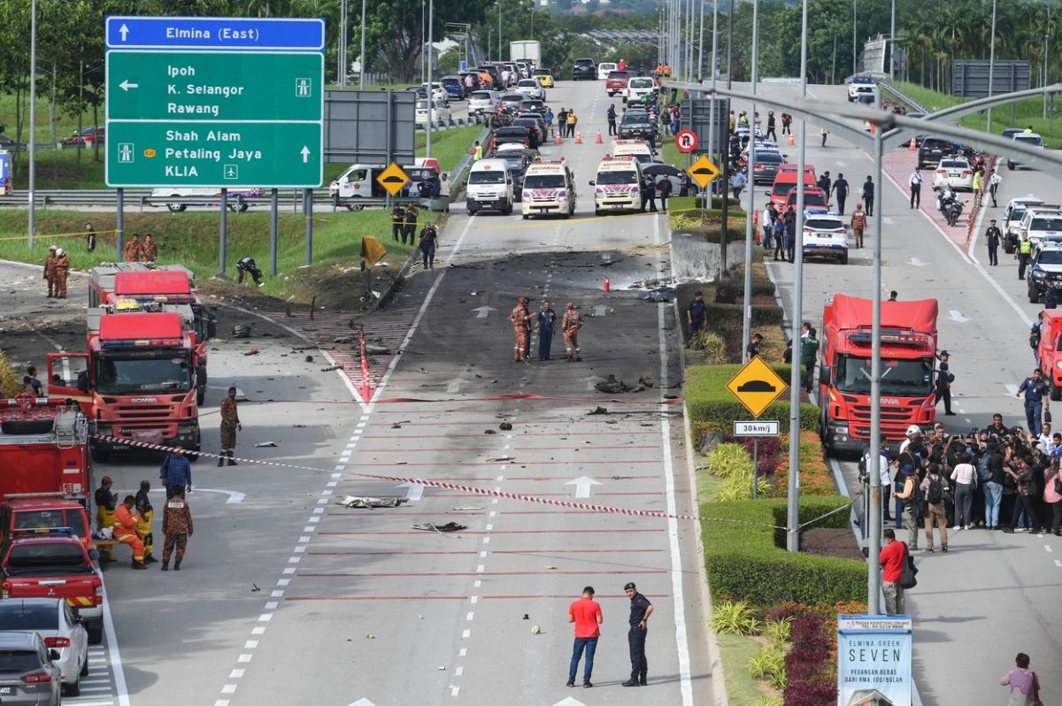 Un avion privat s-a prăbușit pe o autostradă din Malaezia. Cel puțin zece oameni au murit