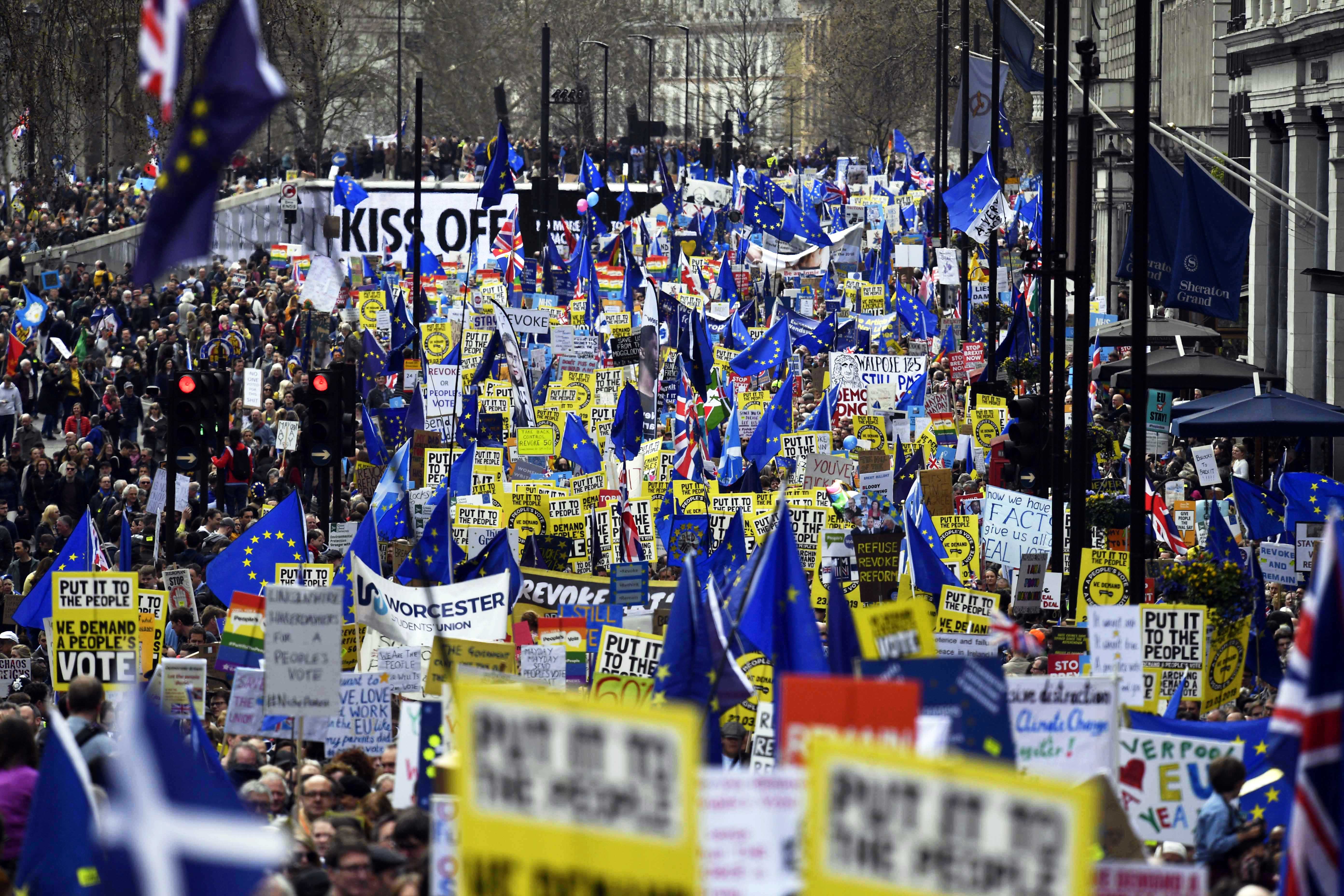 Sute de mii de oameni au protestat la Londra pentru organizarea unui nou referendum pe tema Brexitului (FOTO & VIDEO)