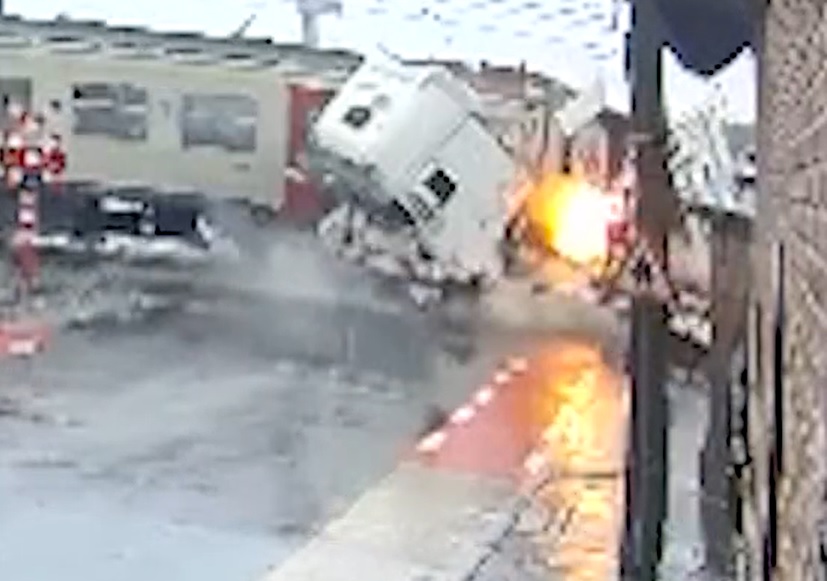 Momentul în care un camion este spulberat de un tren care s-a oprit după 350 de metri, în Belgia: „Arăta ca după bombardament”