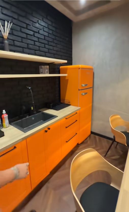 Imagini din noul apartament al Loredanei Chivu. A dat 2.900 de euro pe un frigider portocaliu