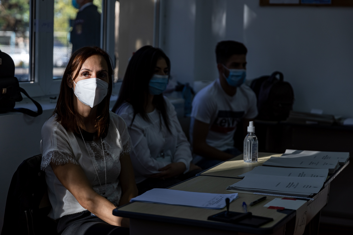 Cozi la alegeri în Ţăndărei, fost focar de Covid-19. Oamenii au votat pentru “şuşale”