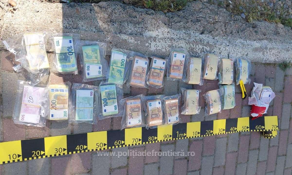 Un șofer ucrainean a vrut să iasă din România cu 343.700 de euro și să intre cu ei în Bulgaria, ascunși în barele microbuzului pe care-l conducea