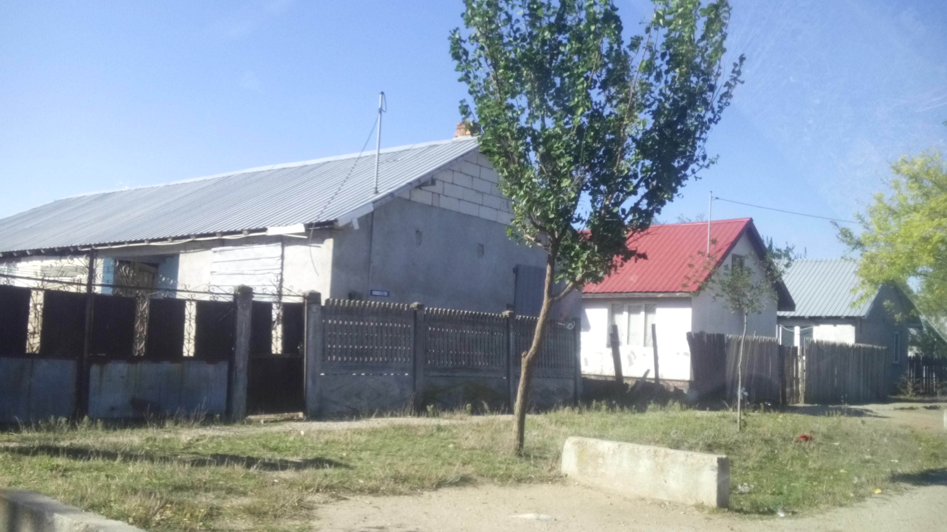 Afacere cu ajutorul primit după inundaţii! Sinistraţii îşi vând casele făcute de Guvern