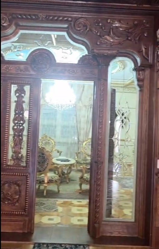 Cum arată în interior palatul lui Gradu Cârpaci, acuzat în Germania că a forțat un român să îi doneze un rinichi. A copiat interioare și picturi de la Castelul Peleș