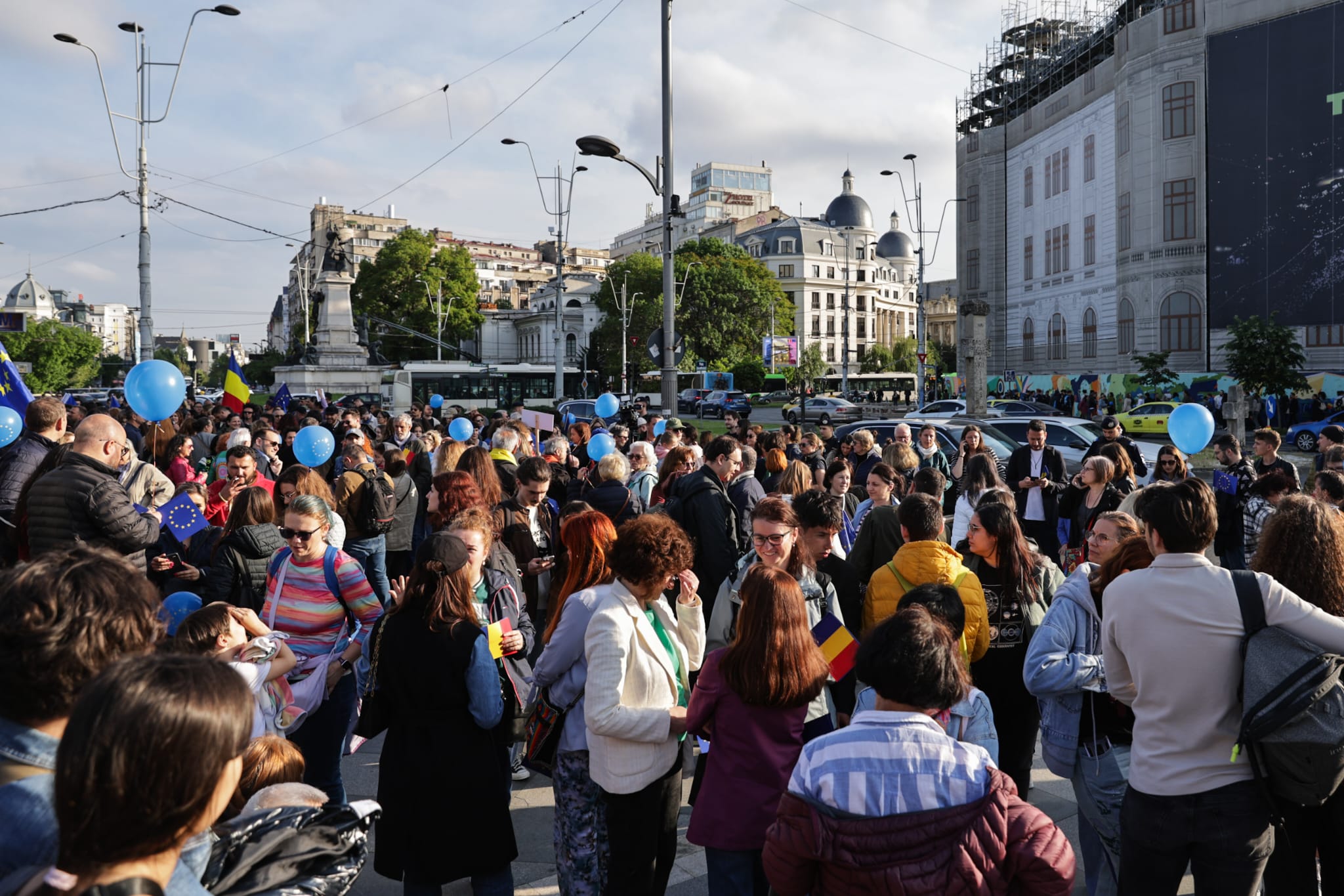 Miting pro Europa în București de Ziua Europei pentru susținerea apartenenţei la UE. Lumea a cântat „Imnul golanilor” și „Insieme”. Câți oameni au fost