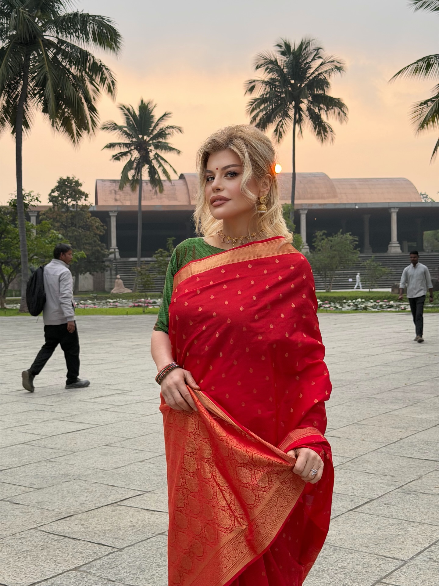 Cum au fost surprinse Iulia Vântur și Loredana Groza în India. Fanii au reacționat: „Și Salman Khan unde e?”
