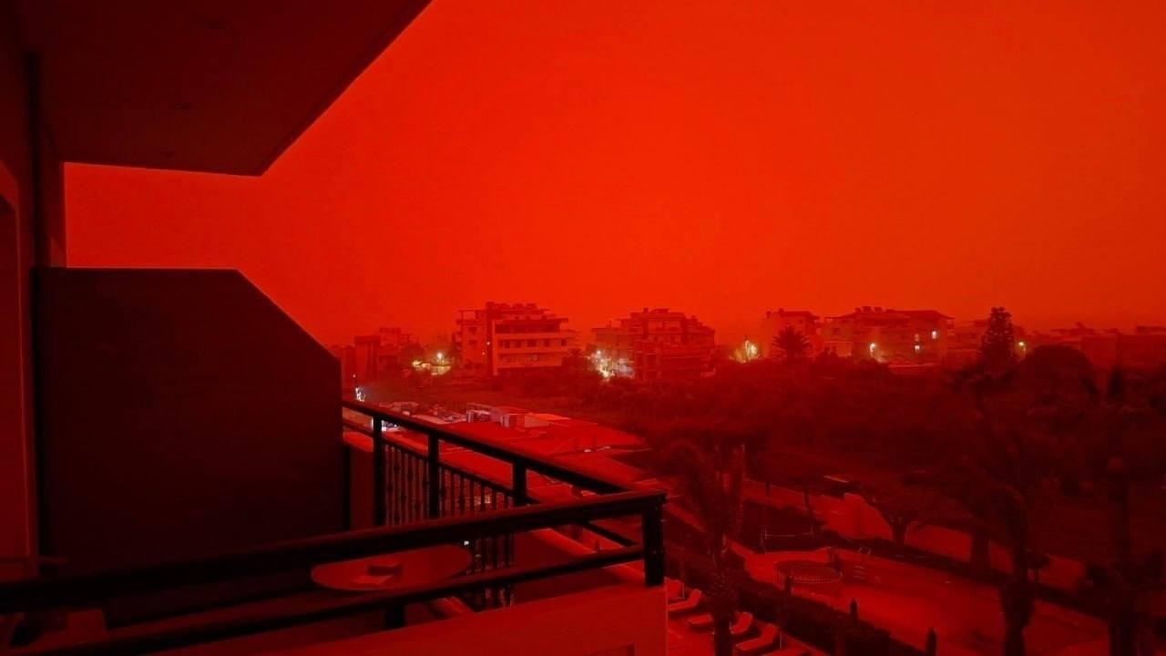 Imagini ca în Apocalipsă pe insula Creta, unde totul s-a colorat în nuanțe de roșu sângeriu