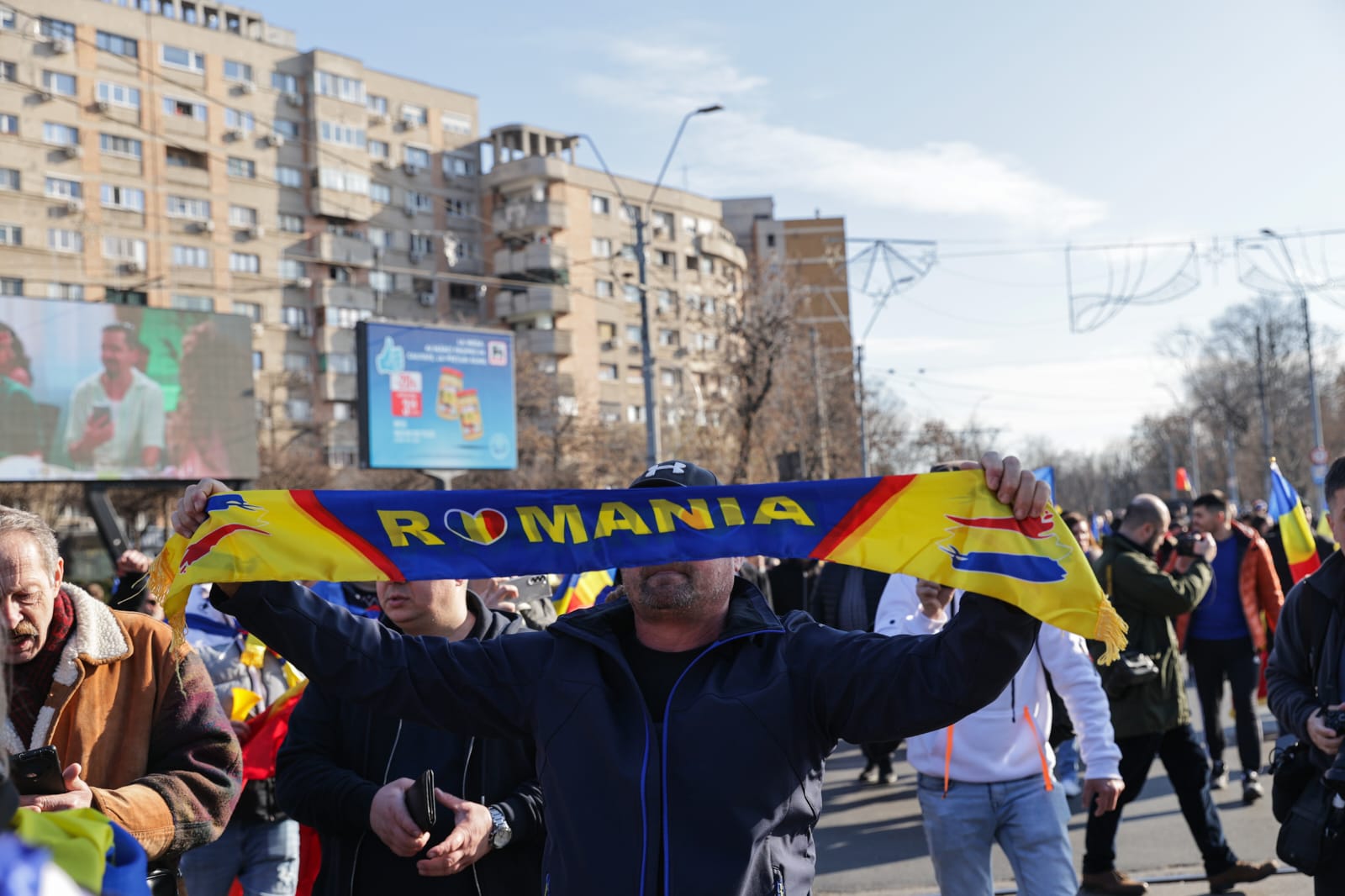 Oameni urcați pe blocuri în București ca să vadă marșul susținătorilor lui Călin Georgescu