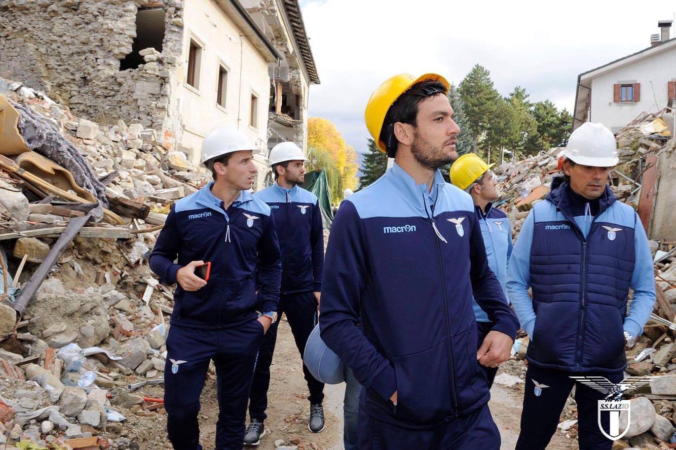 Ștefan Radu și colegii de la Lazio au mers să vadă dezastrul de la Amatrice. Patronul Lotito a copilărit acolo | GALERIE FOTO