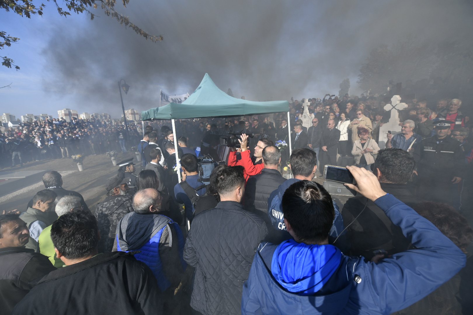 GALERIE FOTO / Mama lui Ilie Balaci a leșinat la înmormântarea fiului său