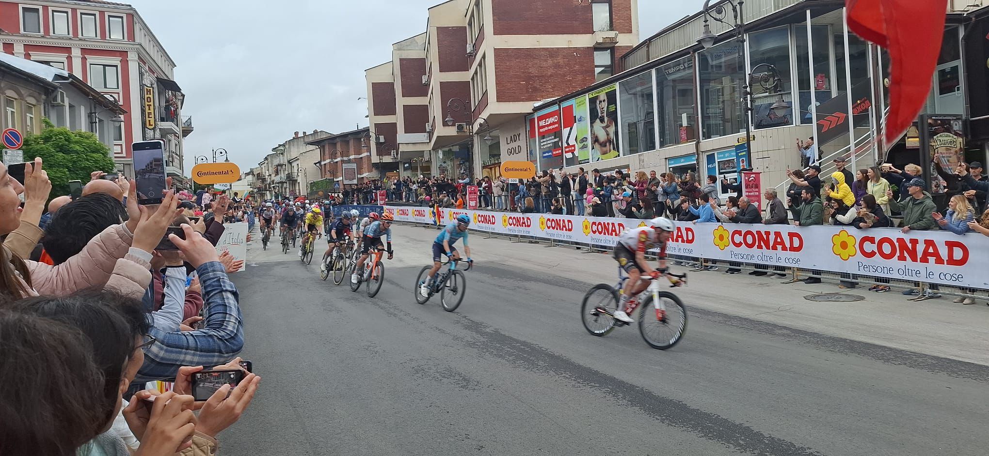 Sute de români au venit să-l vadă pe Jonas Vingegaard la Veliko Tarnovo. Cine a câștigat etapa a doua din Bulgaria, după căzătura masivă din final