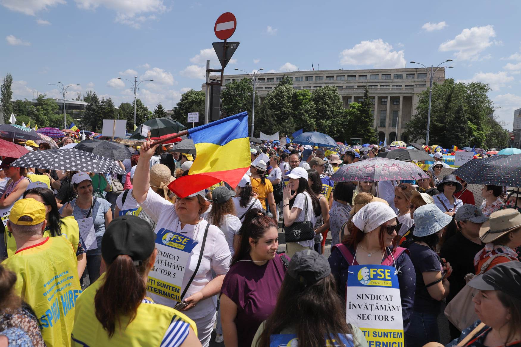 Al doilea protest major al cadrelor didactice. Ce le-a promis Iohannis sindicaliștilor, în a doua săptămână de grevă, în timp ce profesorii protestau la Palatul Cotroceni