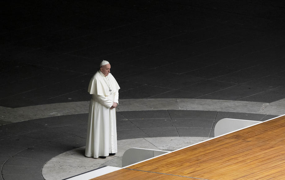 Papa Francisc a oficiat rugăciunea Calea Crucii, fără credincioși în Piața San Pietro. Înainte sunase în direct la TV