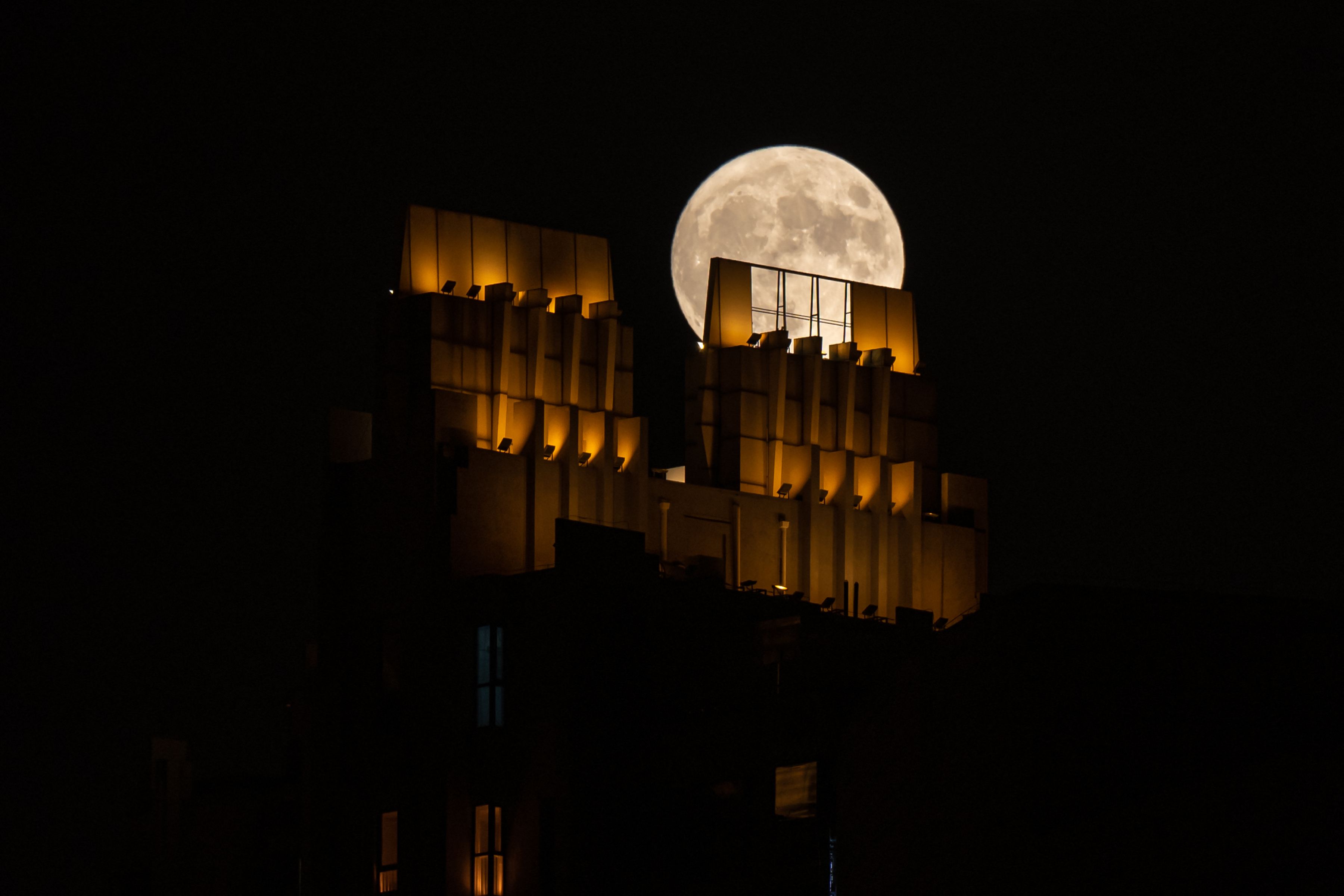 SuperLuna, văzută din marile orașe ale lumii. Imagini spectaculoase cu fenomenul astronomic
