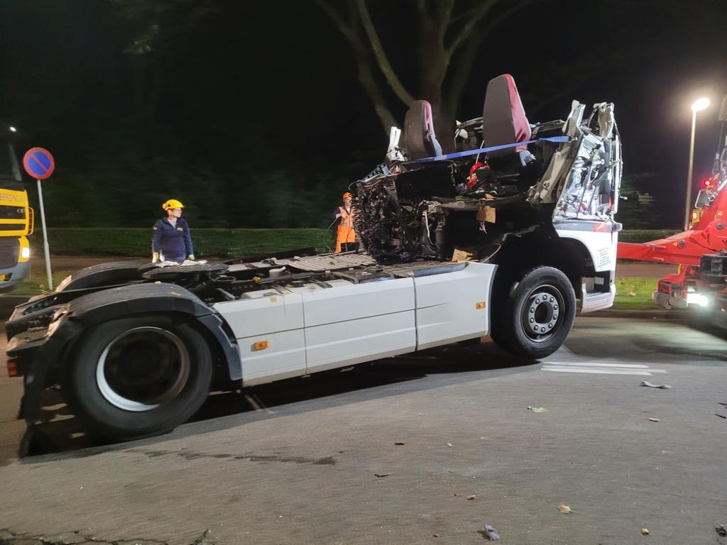 Cabina unui camion a sărit în aer într-o parcare din Olanda. Momentul exploziei a fost filmat | VIDEO