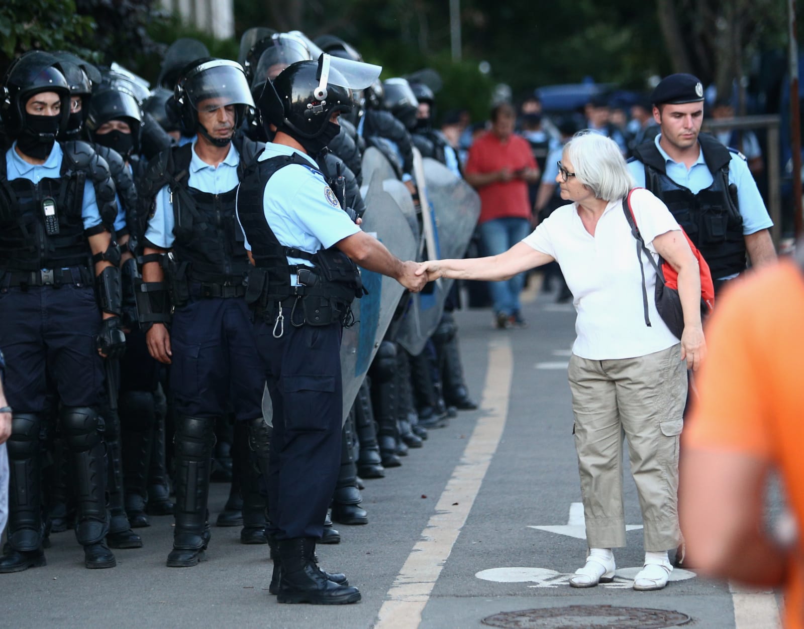 FOTO/ Jandarmi ajutați de protestatari să mute garduri, jandarmi care primesc flori de la protestatari. Imagini incredibile surprinse de fotoreporterul Libertatea