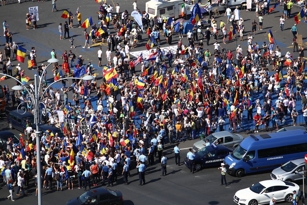 UPDATE. Război de stradă între jandarmi și huligani, în Piața Victoriei. 452 de persoane rănite / VIDEO&FOTO