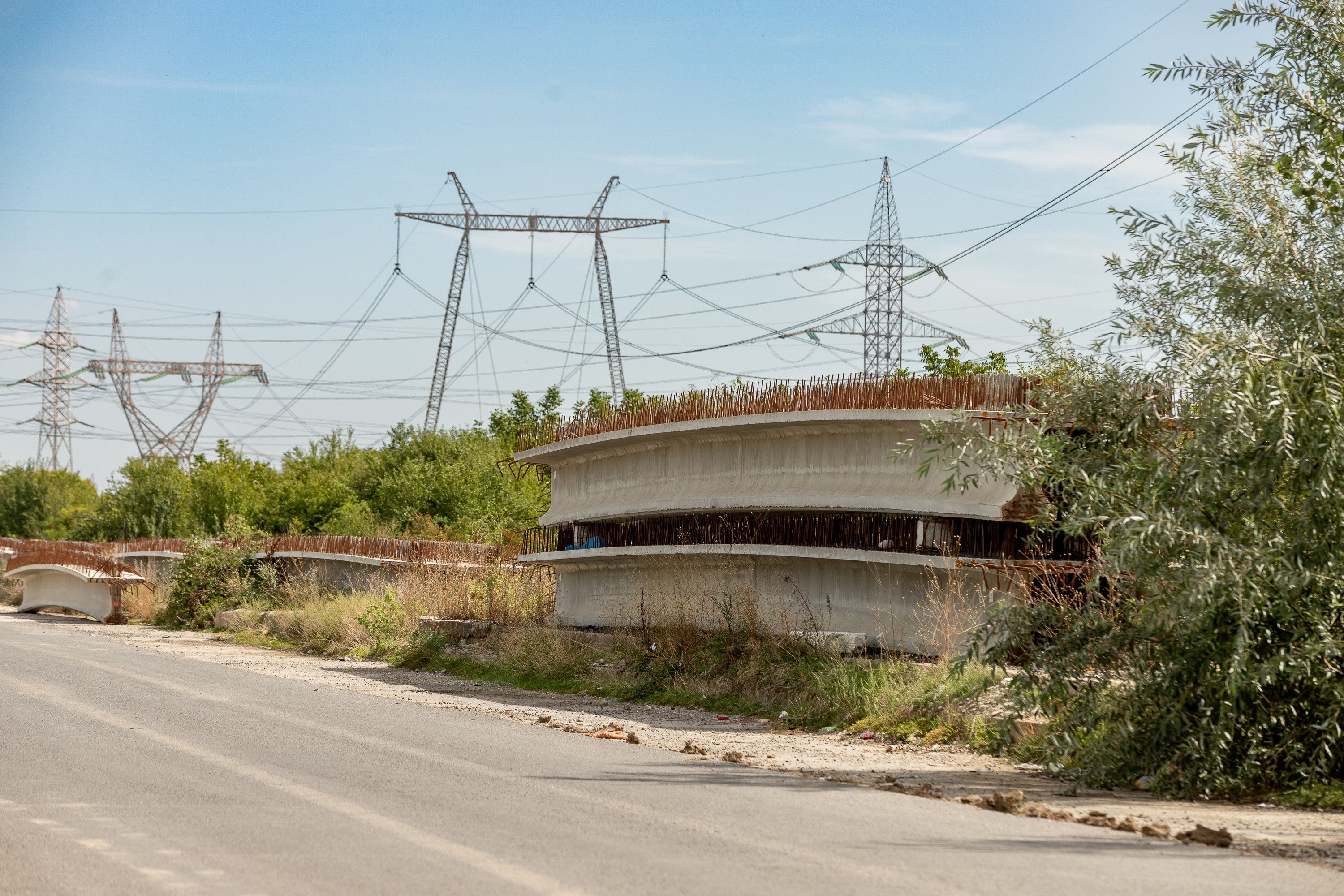 Compania primarului Negoiță a lăsat doi ani grinzile pentru podul către A2 pe un câmp până au început să se crape