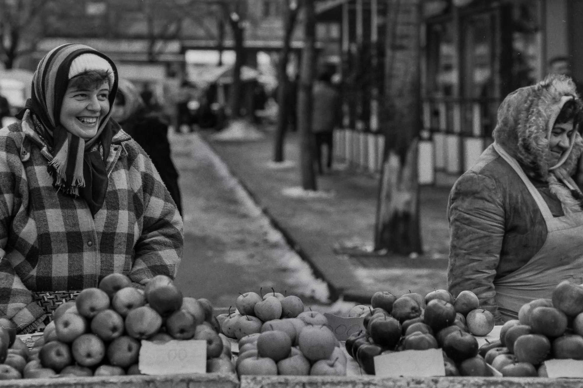 Bucureștiul liber de acum 30 de ani, fotografiat de un japonez aventurier: “Am văzut mulți oameni frumoși și liberi în acele zile”