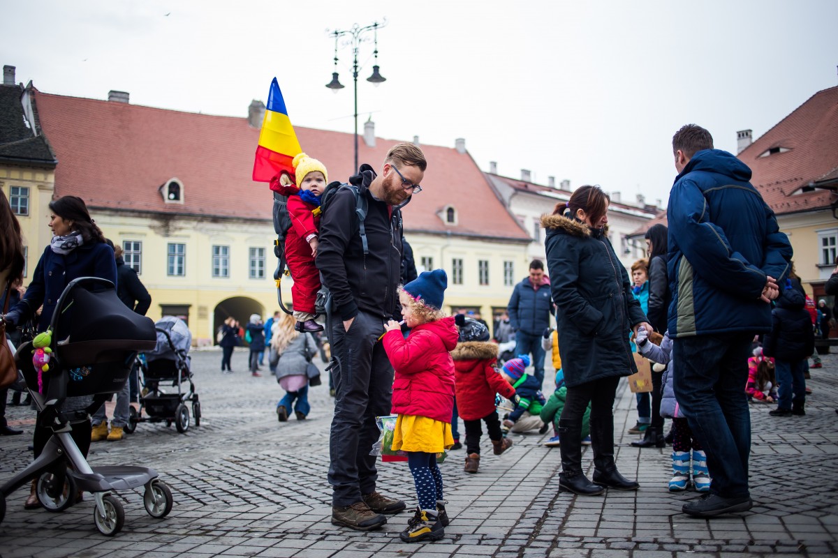 Protest al copiilor în Sibiu. Jandarmii le-au oferit dulciuri celor mici