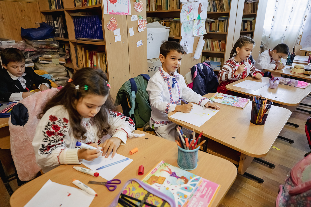 SPERANȚĂ. Într-o școală din Olt, o profesoară îi învață pe copiii cu părinți în străinătate să creadă că tinerii pot reuși și în țară: „Se pot realiza oriunde, numai să găsească oamenii potriviți”