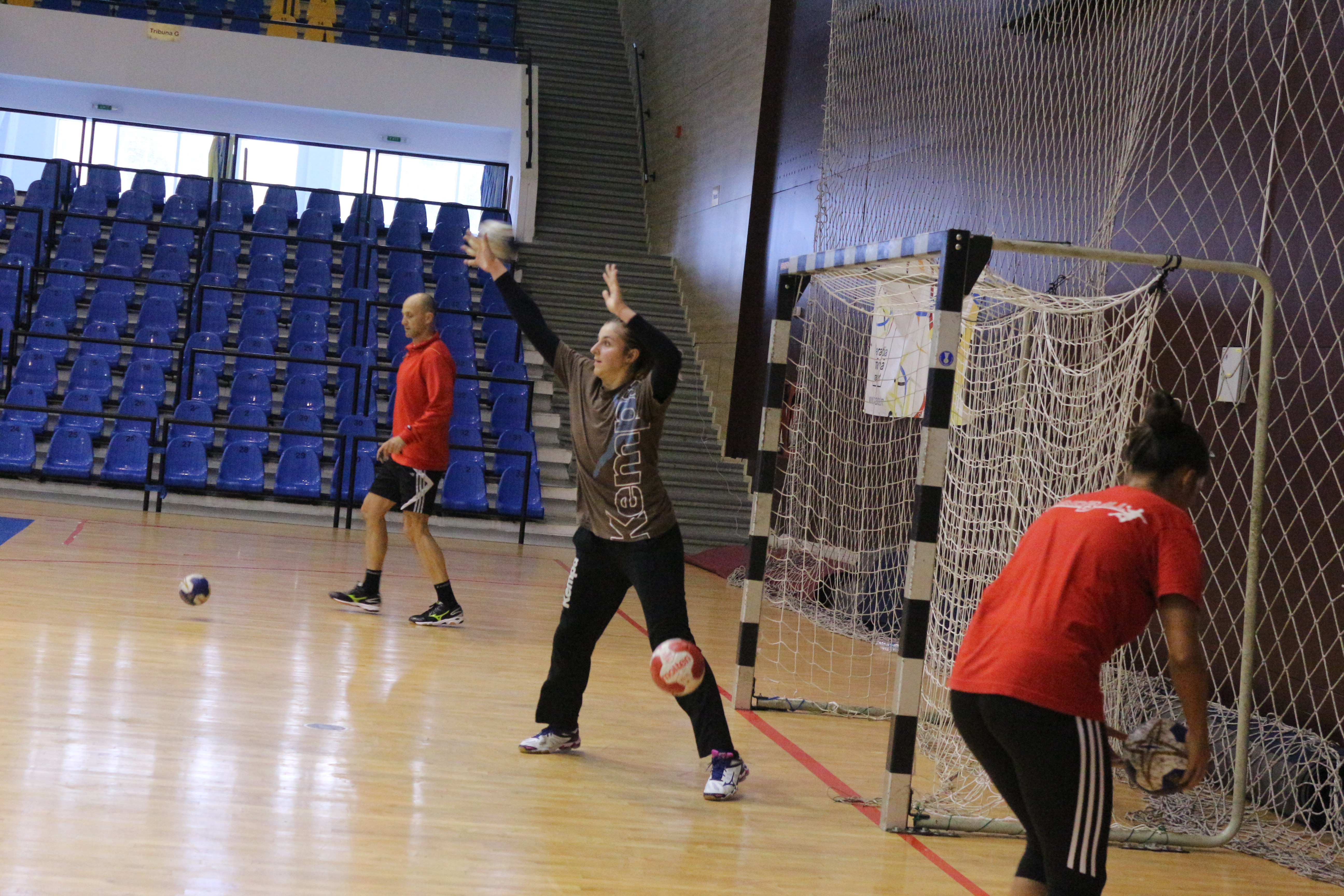 Ola-Rio! Fetele din naționala de handbal pregătesc la Ploiești calificările europene și turneul olimpic. Cristina Neagu era să se accidenteze! FOTO&VIDEO