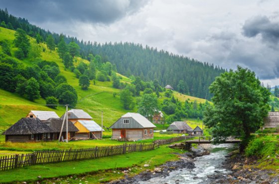 San na odcinku 54 km pokrywa się linią graniczną między Polską a: