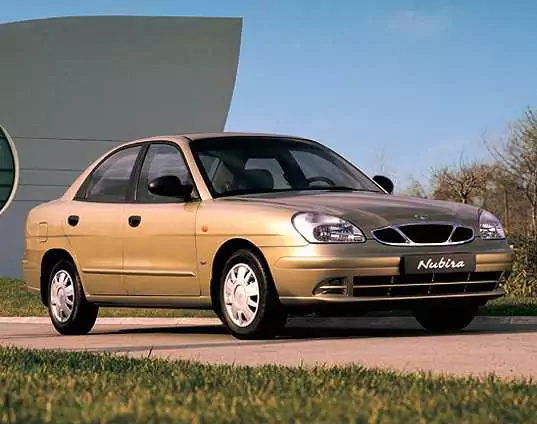 Daewoo Nubira (1997 - 1999) Sedan Nubira 1.6 S wersja 4-drzwiowa, Benzynowy, Manualna skrzynia biegów, 1598cm3 - 106KM, 1228kg