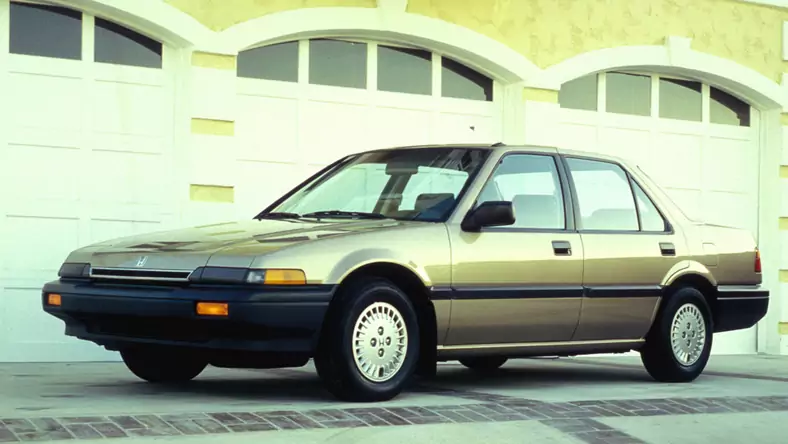 Honda Accord III (1985 - 1989) Sedan Accord 2.0 LX wersja 4-drzwiowa, Benzynowy, Manualna skrzynia biegów, 1955cm3 - 106KM, 1024kg