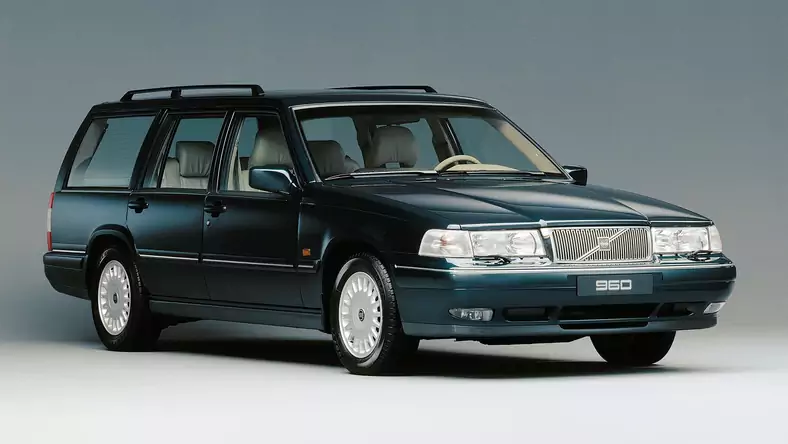 Volvo 960 (1990 - 1998) Kombi 960 Estate 2.5 wersja 5-drzwiowa, Benzynowy, Manualna skrzynia biegów, 2473cm3 - 170KM, 1541kg