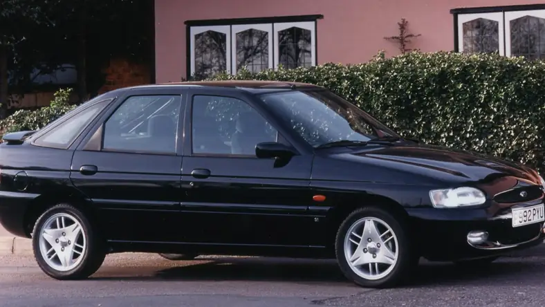 Ford Escort VI (1995 - 2000) Hatchback Escort 1.8 16V Ghia wersja 5-drzwiowa, Benzynowy, Manualna skrzynia biegów, 1796cm3 - 115KM, 1140kg