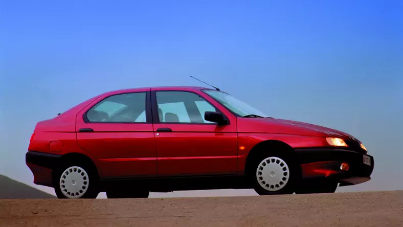 Alfa Romeo 146 (1995 - 2000) Hatchback 146 1.6 L wersja 5-drzwiowa, Benzynowy, Manualna skrzynia biegów, 1596cm3 - 103KM, 1175kg