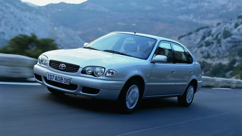 Toyota Corolla VIII (1995 - 2000) Sedan Corolla 1.4 XLi wersja 4-drzwiowa, Benzynowy, Manualna skrzynia biegów, 1332cm3 - 75KM, 980kg