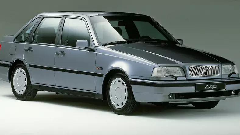 Volvo 440 (1987 - 1997) Hatchback 440 2.0 GLT wersja 5-drzwiowa, Benzynowy, Manualna skrzynia biegów, 1998cm3 - 108KM, 1030kg