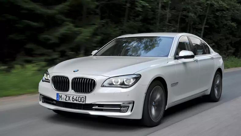 BMW Seria 7 V F01/F02 (2008 - 2015) Sedan 760i wersja 4-drzwiowa, Benzynowy, Automatyczna skrzynia biegów, 5972cm3 - 544KM, 2105kg