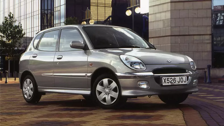 Daihatsu Sirion I (1998 - 2004) Hatchback Sirion CX wersja 5-drzwiowa, Benzynowy, Manualna skrzynia biegów, 989cm3 - 55KM, 810kg