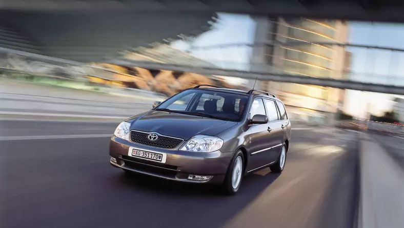 Toyota Corolla IX (2000 - 2006) Sedan Corolla 1.4 VVT-i Base wersja 4-drzwiowa, Benzynowy, Manualna skrzynia biegów, 1398cm3 - 97KM, 1185kg