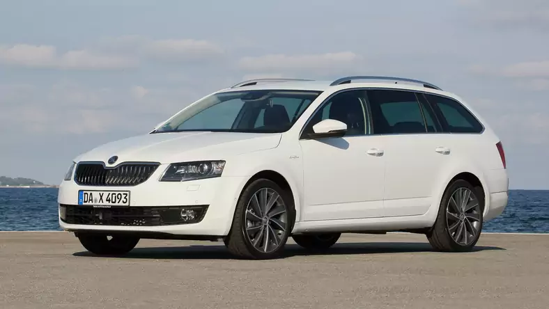 Skoda Octavia III (2012 - ) Kombi Octavia 2.0 TDI RS DSG wersja 5-drzwiowa, Diesel, Automatyczna skrzynia biegów, 1968cm3 - 184KM, 1495kg