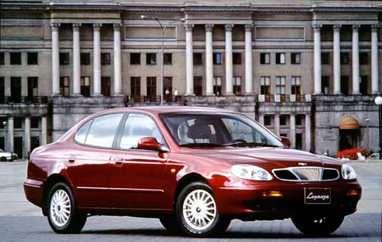 Daewoo Leganza (1997 - 2008) Sedan Leganza 2.2 DLX wersja 4-drzwiowa, Benzynowy, Manualna skrzynia biegów, 2198cm3 - 136KM, 1400kg
