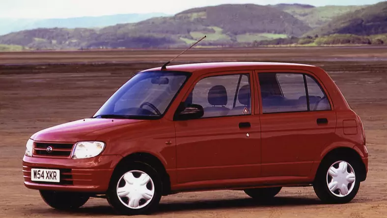 Daihatsu Cuore VI (2002 - 2006) Hatchback Cuore 1.0 Plus wersja 5-drzwiowa, Benzynowy, Manualna skrzynia biegów, 989cm3 - 58KM, 740kg